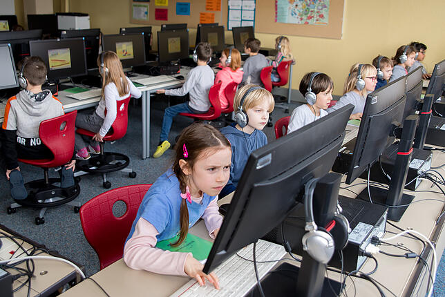 Der Computerraum in der Stephan-Brodmann-Schule wird häufig genutzt. Hier lernen die Schüler der 2a mit einem Mathe-Programm.