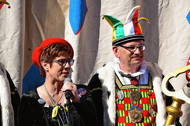 Bild 13: Bilder von AKK bei der Brauchtumsvorführung und gemeinsam mit Bürgern, die Geschenke hatten