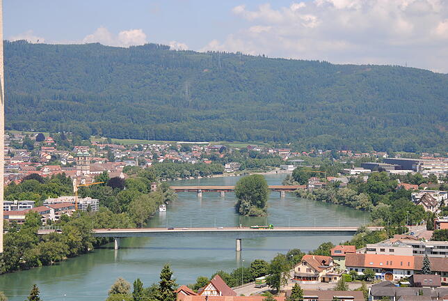 Blick auf Bad Säckingen, Stein und den Rhein im Jahr 2019: Hinten die alte Holzbrücke, vorne die 1979 eröffnete Fridolinsbrücke.