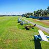 Der Konstanzer Flugplatz: Aufgereiht vor den Hangars stehen die Leichtflugzeuge.