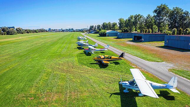 Der Konstanzer Flugplatz: Aufgereiht vor den Hangars stehen die Leichtflugzeuge.