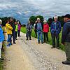 Mit Wanderführer Josef Blender (rechts) erlebten die Mitwanderer bei der Wertigs-Tour eine geschichtliche Grenzreise.
