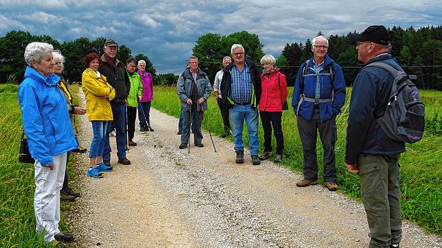 Mit Wanderführer Josef Blender (rechts) erlebten die Mitwanderer bei der Wertigs-Tour eine geschichtliche Grenzreise.