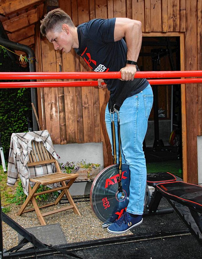 Nicht weit zum Training – Calisthenics-Athlet Peter Buck aus Leibertingen hat sich hinter dem Haus einen Trainingsraum eingerichtet.