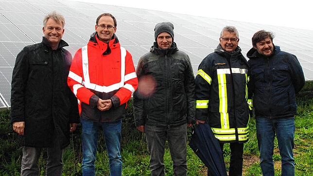 Die Verantwortlichen bei der offiziellen Inbetriebnahme des Solarparks (von links): Jörg Dürr-Pucher, Bürgermeister Micha Bächle, Felix ...
