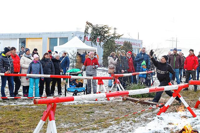 Bild 7: In Marbach fliegen die Weihnachtsbäume durch die Luft