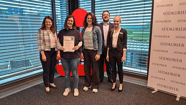 1000 Euro: Team Abenteuer Sporthalle für ein Bewegungsangebot für Kinder (von links): Silvia Knöpfle, Direktorin Privatkunden, Jana ...