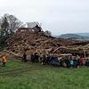 Über 50 Freiwillige halfen am 21. Mai 2015 beim Aufräumen auf dem Buchhof bei Fützen, der am 14. Mai 2015 durch einen Tornado zerstört ...