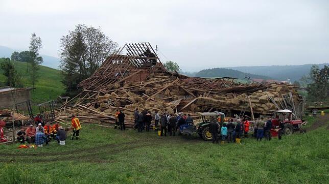 Über 50 Freiwillige halfen am 21. Mai 2015 beim Aufräumen auf dem Buchhof bei Fützen, der am 14. Mai 2015 durch einen Tornado zerstört ...