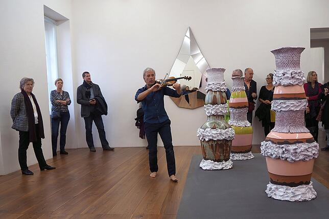 Zwei interessante Auftritte bietet der Improvisationsmusiker und Performer Harald Kimmig (Mitte), hier in der Verbindung von Musik und ...