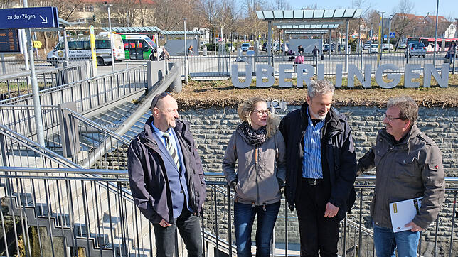 Raphael Wiedemer-Steidinger (Fachbereichsleiter der Stadt), Stefanie Ehrlich, Carlos Goeschel und Roland Berner von der Linzgau Kinder- ...