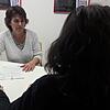 Waltraud Zeller-Fleck im Beratungsgespräch mit Maria Groß im Mehrgenerationenhaus.