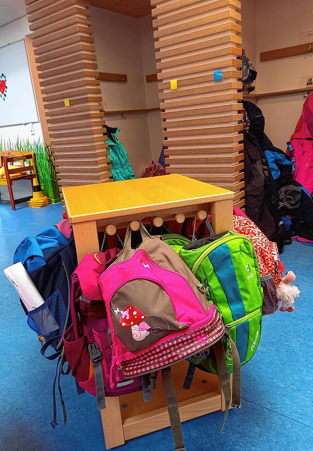 Viele Kinder da: An dem Wagen hängen die Rucksäcke mit dem Vesper der Kinder.