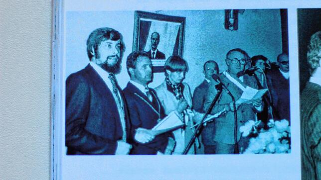 Bei der Unterzeichnung der Städtepartnerschaft zwischen Stühlingen mit Bellême im Jahr 1980 (von links): Der Gründungspräsident und ...