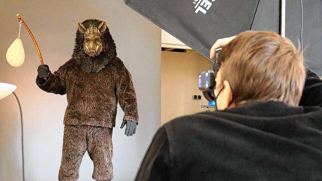 Im Fotostudio Lichtblick im Neuwerk fotographiert Lukas Ondreka (rechts) für seinen Bildband eine Woche lang die Konstanzer Narren. Auf ...
