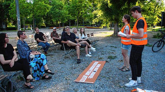Im Stadtgarten haben sich am Freitagabend, 14. Juli, ein paar Zuhörer versammelt, um Eileen Blum und Niklas Baugatz zuzuhören. Die ...