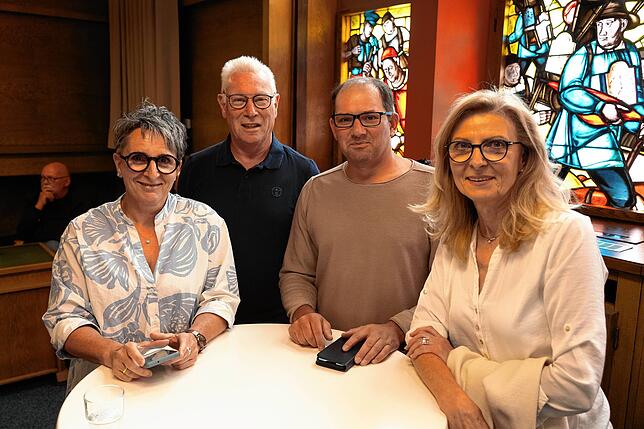 Neugierig auf das Ergebnis: Ulrike Heggen (Freie Wähler), Bernd Lohmiller (SPD), Freie Wähler-Fraktionssprecher Andreas Flöß, die alle ...