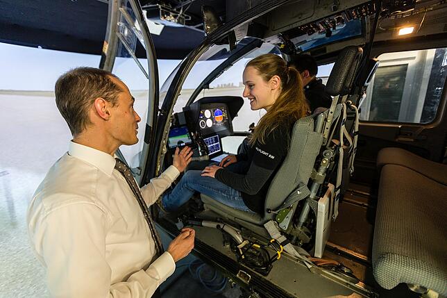 Besucher können an der Dualen Hochschule im Fallenbrunnen per Hubschraubersimulator abheben und die Labore erkunden.