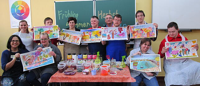 Die Gruppe mit ihren Werken, ganz links die Künstlerin Elena Romanzin, Mitte hinten Michael Jourdan, Leiter Freizeit und Bildung der ...