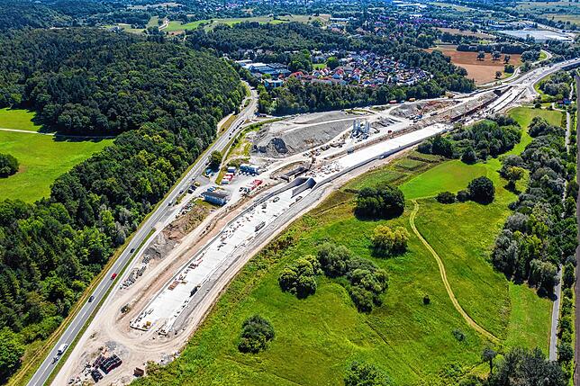 Der B33-Tunnel von oben: Das Bauwerk soll die Reichenau Waldsiedlung im Hintergrund vor Verkehrslärm schützen.