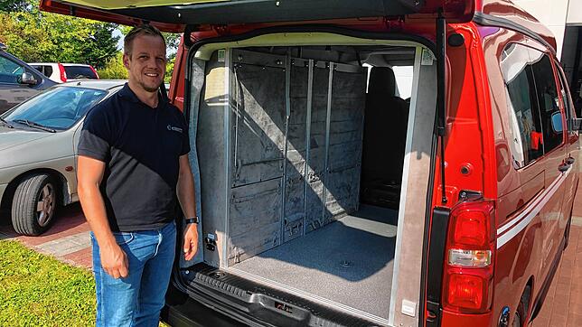 Peter Hase stellt maßgefertigte Wohnmobile her. Hier ist er mit einem seiner Modelle zu sehen, die er ausbaut.