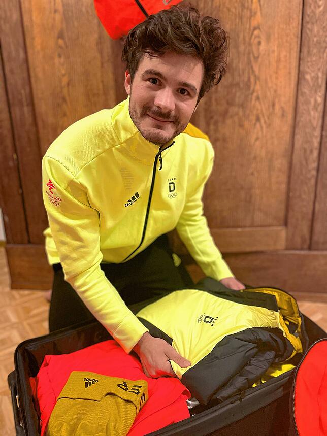 Paul Berg packt seinen Koffer für die Olympiareise nach China.