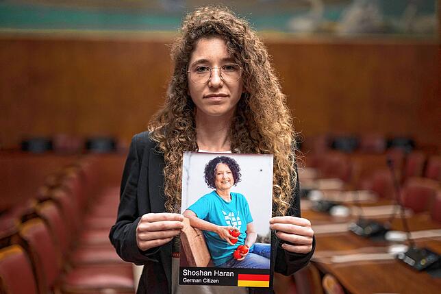 Die deutsch-Israelin Noam Har Tzvi zeigt in Genf ein Bild ihrer Freundin Shoshan Haran