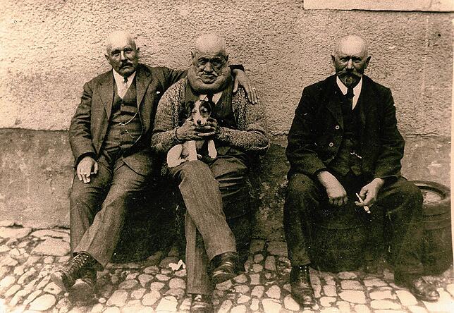Der Rote Hans, Johann Gaisser in der Bildmitte. Erkennbar ist er an seiner Kropf-Wucherung am Hals. Er ist Gründer des Gasthauses in der ...