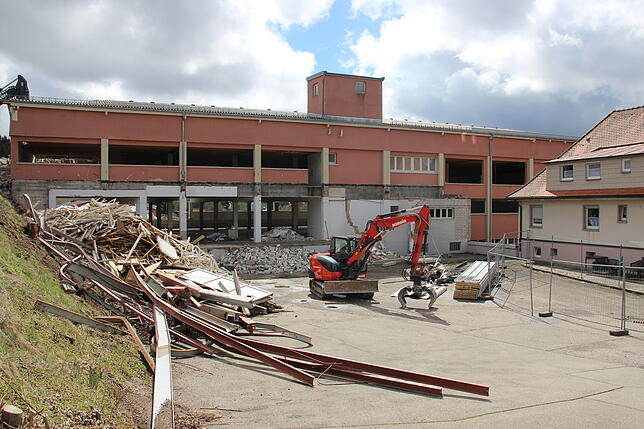 Blick in den Innenhof: Noch vor Ort werden alte Baumaterialien getrennt und so recycelt, dass sie beim Bau des neuen Gebäudes wieder ...