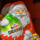 Nanu: Der Weihnachtsmann bringt ein Überraschungsei mit. Da fallen Ostern und Weihnachten schon im Regal zusammen.