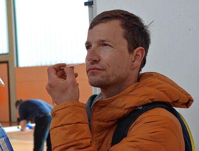 Stephen Diel steckt das Teststäbchen in die Nase.