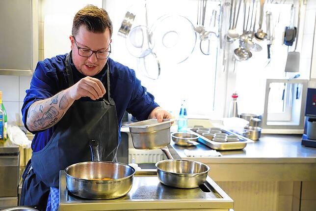 „Eine große Prise Salz gehört fast überall dran.“ Jari Dochat, Küchenchef der Anglerstuben.