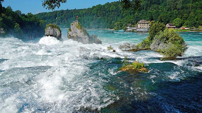 Der Rheinfall bei Schaffhausen – ein grandioses Naturschauspiel: Mit dem Hochwasser ist der Anblick der Wassermassen, die über die ...