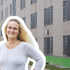 Johanna Findeisen sitzt in der JVA Frankfurt (im Hintergrund auf einem Archivbild) ein. Ihre Unterstützer demonstrierten am Sonntag für ...