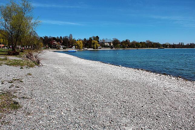 Am Konzertsegel hat sich ein weiter weißer Steinstrand sichtbar gemacht.