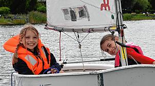 Elisa und Lydia sind beim Segelcamp zum ersten Mal auf dem Wasser. An vier aufeinanderfolgenden Tagen lernen Teilnehmer Grundlagen des ...