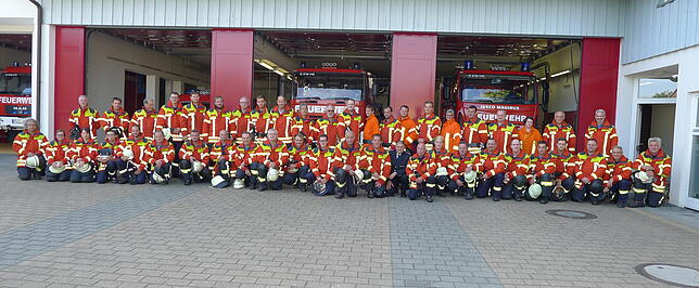 Hier haben sich die Aktiven der Freiwilligen Feuerwehr Deggenhausertal vor der Hauptübung im Juli 2019 vor dem neuen Feuerwehrgerätehaus ...