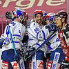Jubelnde Wild Wings: Schwenningens Stürmer Andreas Thuresson (Mitte, Nummer 36) hat gegen Köln soeben den 2:2-Ausgleich erzielt. ...