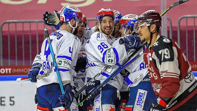 Jubelnde Wild Wings: Schwenningens Stürmer Andreas Thuresson (Mitte, Nummer 36) hat gegen Köln soeben den 2:2-Ausgleich erzielt. ...