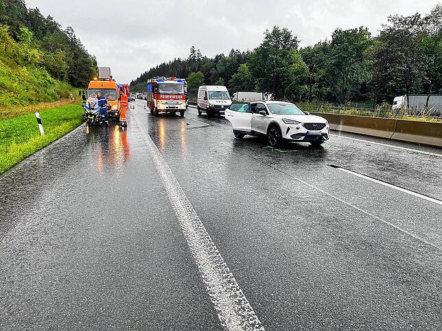 Die fünf Insassen im weißen Cupra, darunter ein vier Monate alter Säugling und ein drei Jahre altes Kleinkind, werden bei dem Unfall ...