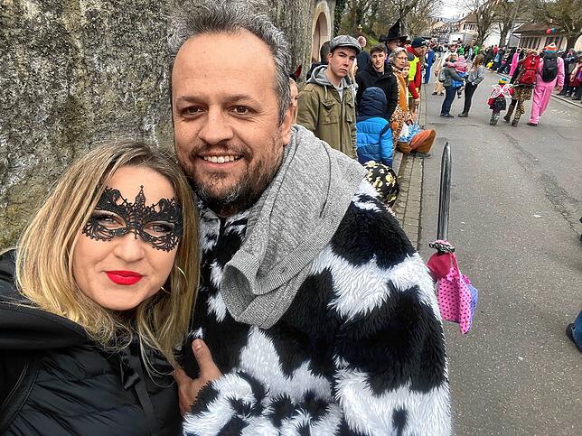 Auch Redakteurin Susann Duygu-D‘Souza hat sich den Umzug in Dogern zusammen mit ihrem Bekannten Crispin Sill angeschaut.