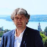 Baubürgermeister Thomas Kölschbach erklärte bei der Veranstaltung die Ziele der Maßnahme in der Überlinger Innenstadt.