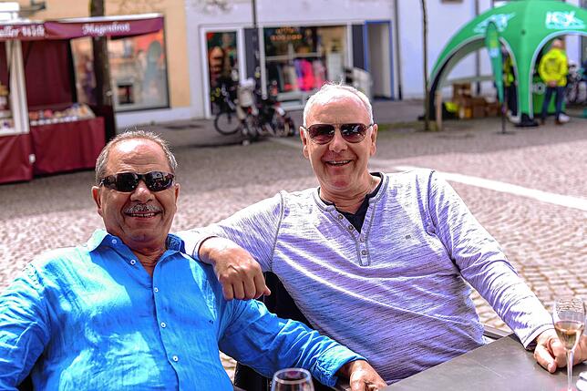 Alfio La Mela und Ralf Meichle genießen Sekt und Sonne im Rathauscafé.