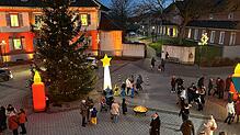 Beim zweiten Adventshock strahlt nicht nur der Tannenbaum. Für die passende Atmosphäre sorgen auch die Sternen- und Kerzenaufsteller. ...