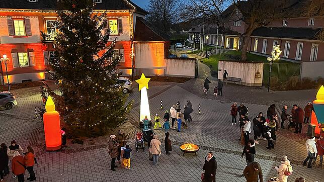 Beim zweiten Adventshock strahlt nicht nur der Tannenbaum. Für die passende Atmosphäre sorgen auch die Sternen- und Kerzenaufsteller. ...
