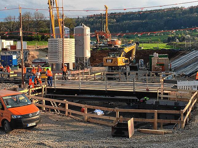 Schlüsselvorgang: An Ostern haben die Bauarbeiter die Hilfsbrücke in die Bahnstrecke Basel-Konstanz, östliche von Oberlauchringen, beim ...