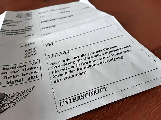 Auf den Speisekarten, die für jeden Gast an den Plätzen liegen, tragen die Besucher jetzt ihre Kontaktdaten ein.