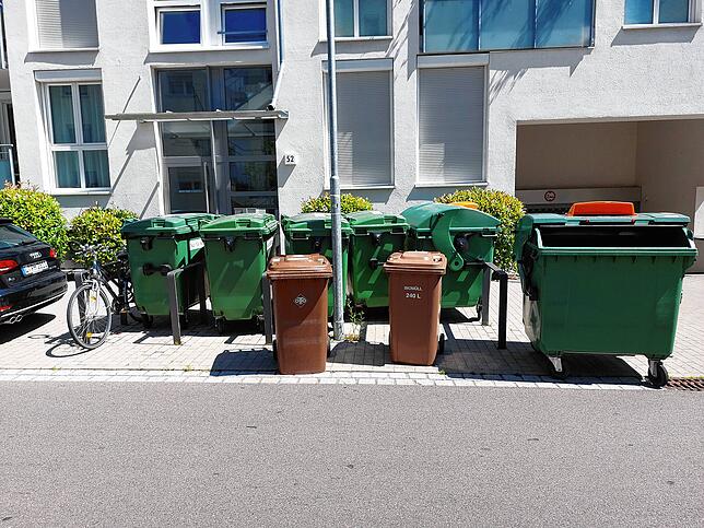 Fahrrad-Abstellanlagen werden auch anders genutzt, beispielsweise als Mülleimer-Aufstellfläche, wie hier in der Bruder-Klaus-Straße.