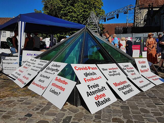 In etwa einer halben Stunde wird Winfried Kretschmann in Konstanz erwartet. Auf dem Münsterplatz sammeln sich Menschen. Die Schilder für ...
