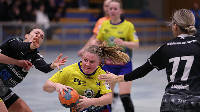 Katja Allgaier (am Ball, hier im Spiel gegen Schozach) steuerte vier Tore zum SVA-Sieg gegen Friesenheim bei.